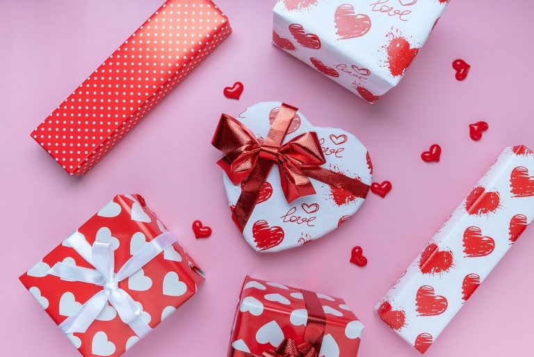 Unique Valentines Day Gifts for Travelers – 2024